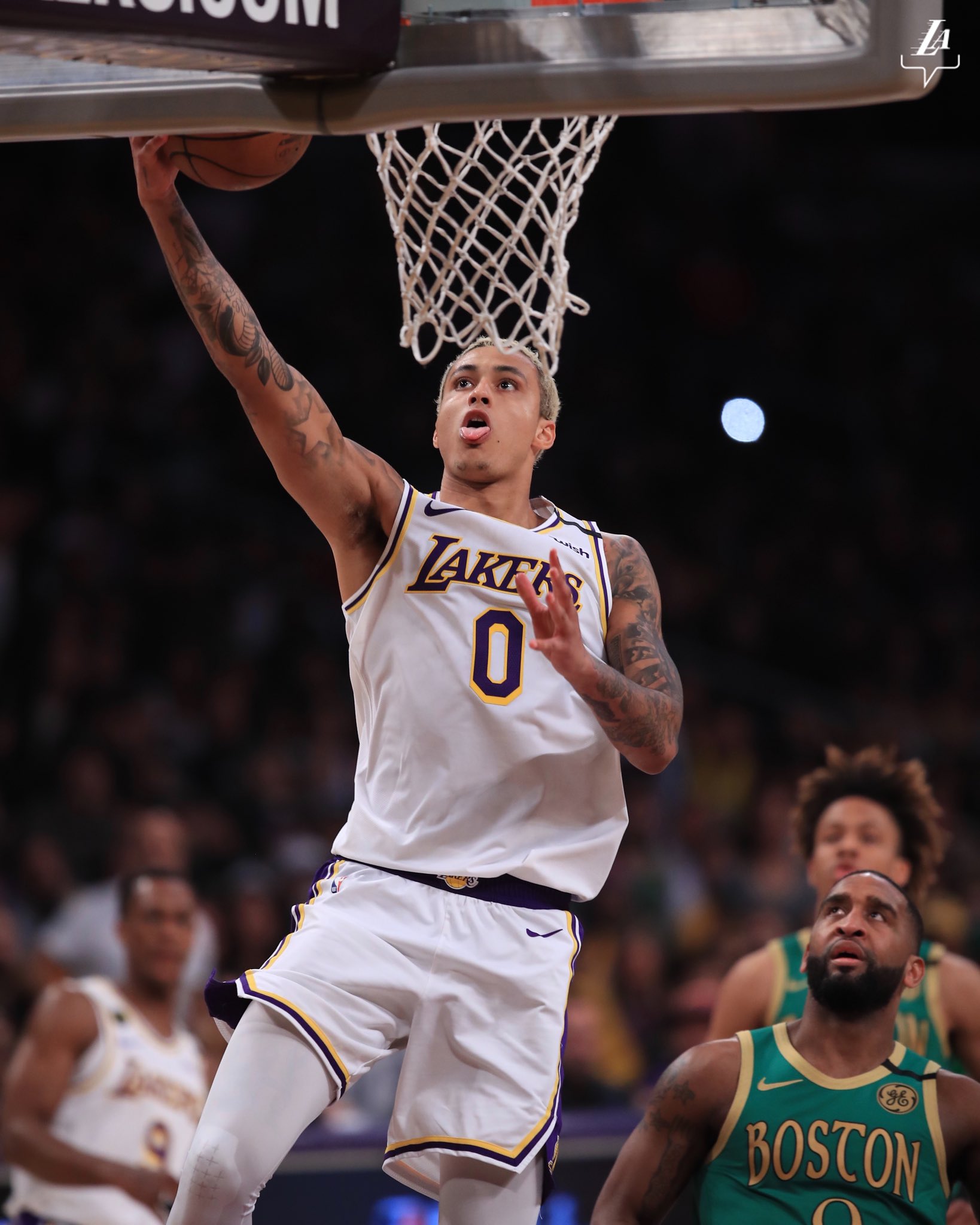 Doinb迎来三赛季高光表现,湖人球迷沸腾! Doinb迎来三赛季高光表现,湖人球迷沸腾!