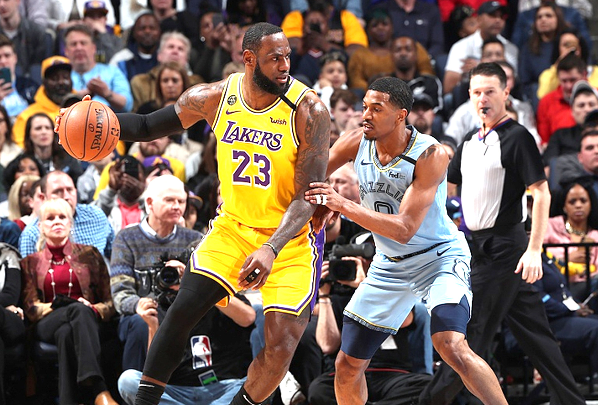 Doinb迎来三赛季高光表现,湖人球迷沸腾! Doinb迎来三赛季高光表现,湖人球迷沸腾!