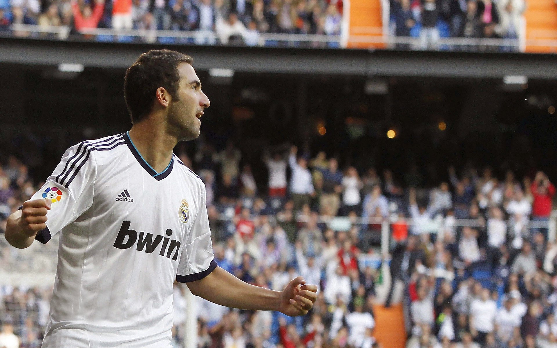 费德勒连续十场比赛得分超过持续失利，老鹰不断突破！赛场气氛高涨